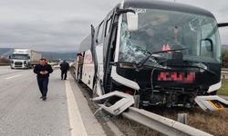 Yolcu otobüsü kaza yaptı: Refüje saplandı!