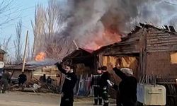 Ahşap ev ve ahır alev alev yandı: Ekipler müdahale etti