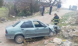 Ölümden döndüler: Otomobil şarampole yuvarlandı