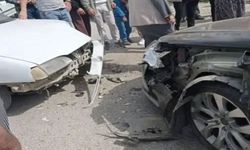 Tehlikeli virajda korkutan kaza: 2 otomobil kafa kafaya çarpıştı