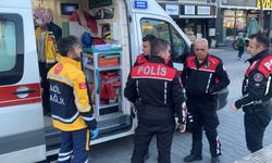 Cadde ortasında kendine bıçakla zarar veren kişi yaralandı