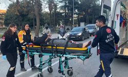Cadde ortasında korkunç kaza: Motosiklet yaya ile çarpıştı, 2 yaralı!