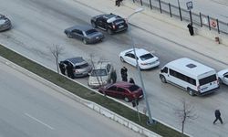 Kastamonu Cezaevi önünde zincirleme kaza: 3 otomobil birbirine girdi