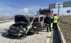 2 otomobil çarpıştı: 6 kişi yaralandı