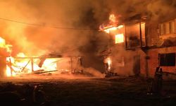 Kastamonu'da geceyi alevler aydınlattı: 2 katlı ev, ahır, odunluk ve samanlık yandı