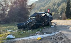 Feci kaza! Otomobil kamyonla çarpıştı: 1 ölü, 5 yaralı!