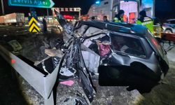 Feci kaza! TEM'de bariyerlere çarpan otomobil parçalandı: 2 kişi ağır yaralandı!