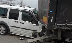 Feci kaza! Tırın dorsesine çarpan araç hurdaya döndü: 2 kişi yaralandı!