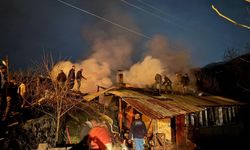 Geceyi alevler aydınlattı: Ev ve odunluk küle döndü