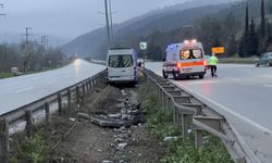 Gezi yolculuğu kabusa döndü: Tur minibüsü bariyerlere çarptı, 4 yaralı