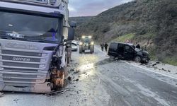 Feci trafik kazası: Hafriyat kamyonu ile ticari araç çarpıştı! 1 ölü, 2 yaralı