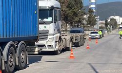 İki tırın arasında kalan sürücü feci şekilde hayatını kaybetti