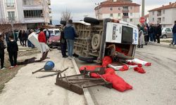 İşçileri taşıyan minibüs otomobille çarpıştı, 5 işçi yaralandı