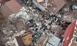 İki bina çöktü: Enkazdan 4 kişi sağ kurtarıldı