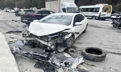 Otomobil karşı şeride geçti: 4 araç birbirine girdi!