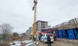 Komşuda işçi krizi: Paralarını alamayan 2 işçi kule vincin üzerine çıktı