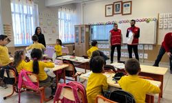 Kastamonu'da 6 bin 400 öğrenciye bayramlık kıyafet hediye edildi