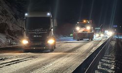 Kastamonu'da kar engeli: Yoğun kar ve buzlanma nedeniyle araçlar yolda kaldı!