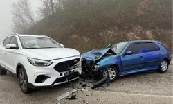 Kastamonu'da kaza: 2 otomobil kafa kafaya çarpıştı