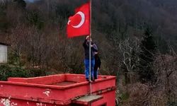 Kastamonu'da Türk bayrağını yenileyen gençler takdir topladı