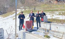 Kastamonu’nun ilçe kaymakamı şehit polis memurunun kabrini ziyaret etti