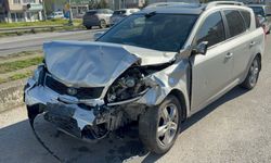 Kavşakta zincirleme kaza: 4 kişi yaralandı