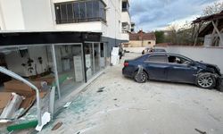 Kontrolden çıkan araç markete girdi: 2 yaralı