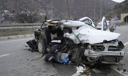 Korkuluklara çarpan otomobil hurdaya döndü: 1’i bebek, 3 yaralı