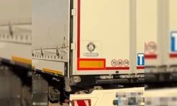 Korkutan kaza: Tıra çarpan otomobilde 2 kişi yaralandı