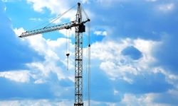 Kastamonu'da inşaat işçisi alacağı için kule vincine çıktı!