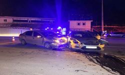 2 otomobil kafa kafaya çarpıştı: 6 yaralı