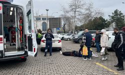 Manevra yapan otomobilin çarptığı kadın yaralandı