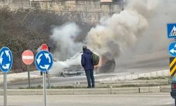 Alev alev yandı: Seyir halindeki otomobil alev aldı