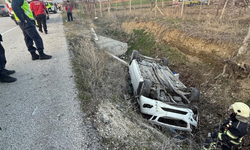 Otomobil dereye devrildi: 4 kişi yaralandı