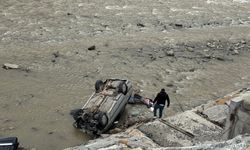 Otomobil ırmağa uçtu! 1 kişi yaralandı: Hanönü Belediye Başkanı yaralıyla ilgilendi!