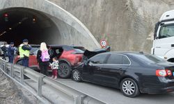 Tünelde zincirleme trafik kazası: 6 araç birbirine girdi