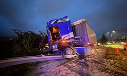 Kontrolden çıkan tır devrildi: Sürücü yaralandı