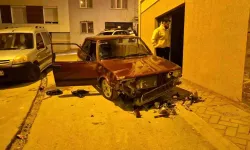 Sevgilisinden ayrılan genç sokak ortasında aracını parçaladı
