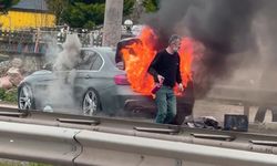 Seyir halindeki lüks otomobil alev alev yandı