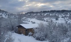 Taşköprü'nün köyü beyaz örtüyle kaplandı