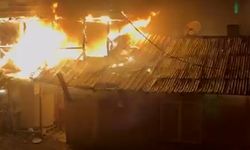 Tavuk kümesinin yanındaki bakıcı evi yangında küle döndü