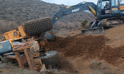 Devrilen traktörü kurtarmaya giden kepçe de devrildi