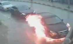 Trafikte bekleyen otomobil alev alev yandı