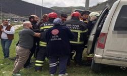 Kamyonet bariyerlere çarptı: 5 kişi yaralandı