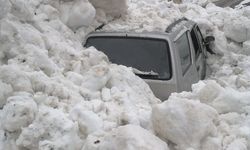 Çığ altında kalan araçtaki 4 kişi son anda kurtuldu