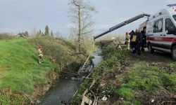 Dereye yuvarlanan araç gün ağarınca fark edildi