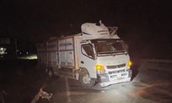 Feci kaza! Hafif ticari araç kamyona çarptı: 3 kişi yaralandı!