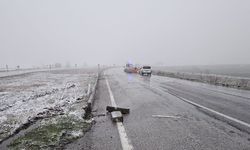 Feci kaza! Otomobil tabelaya çarptı: 1 yaralı var!