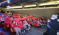 Sinema ayaklarına geldi: Hanönü'de 300 öğrenci tırda sinemayla buluştu