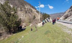 Kamyon devrildi, onlarcası telef oldu: Sürücü şans eseri kurtuldu